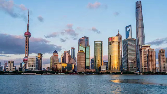 上海，中国——2016年11月1日:从上海中心地带的外滩眺望，在陆家嘴浦东新区东侧的繁华黄浦江和现代摩天大楼的日落到黄昏的时间拍摄。视频素材