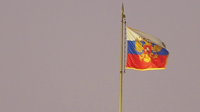在克里姆林宫参议院的圆顶上挥舞着俄罗斯国旗。莫斯科,俄罗斯视频素材