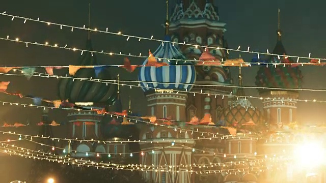红场装饰新年和圣诞节庆祝活动。彩旗和灯泡，背景是著名的圣巴西尔大教堂。莫斯科,俄罗斯视频素材