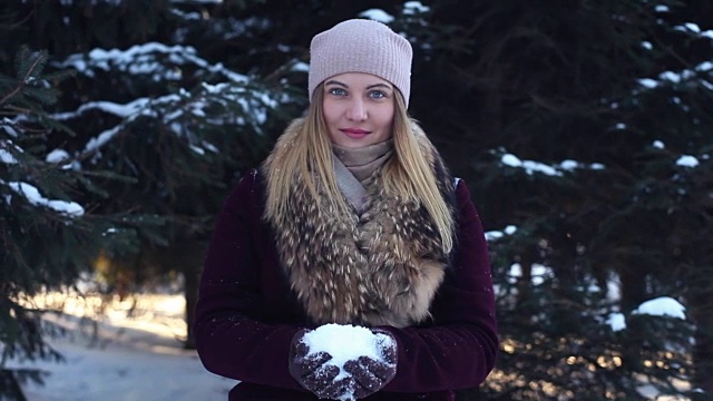 美丽快乐的女孩，抛雪，享受自然视频素材