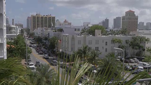 高架的交通和建筑柯林斯大道，南海滩，迈阿密，佛罗里达，美国，北美视频素材