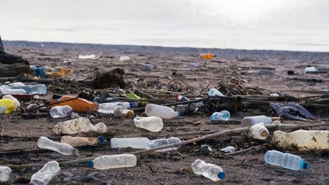被塑料瓶污染的海滩视频素材