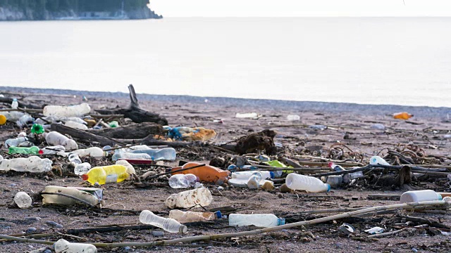 被塑料瓶污染的海滩视频素材