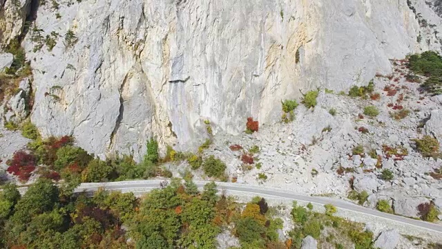 天线:山脚下的山路岩石视频素材