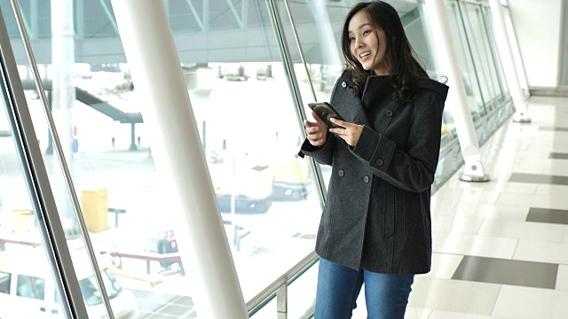 年轻女子与朋友见面到达机场，拥抱视频下载