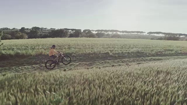 骑山地自行车:无人机鸟瞰图视频素材