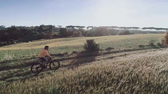 骑山地自行车:无人机鸟瞰图视频素材