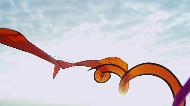 色彩鲜艳的玩具风筝在风中飞舞视频素材