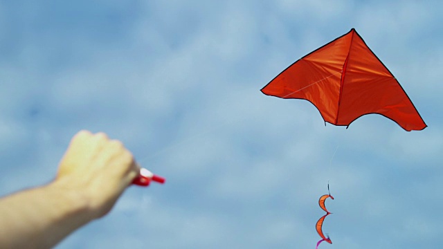 男手在户外放飞色彩鲜艳的玩具风筝视频素材