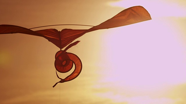 近距离彩色玩具风筝在风中飞行视频素材