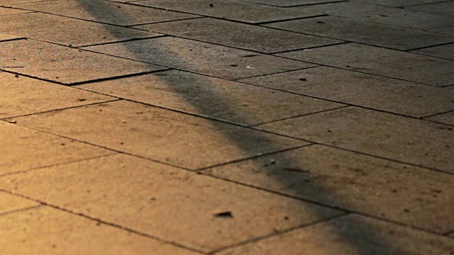 城市街道上用于行走的鹅卵石小路。人行道上铺有花岗岩瓷砖视频下载