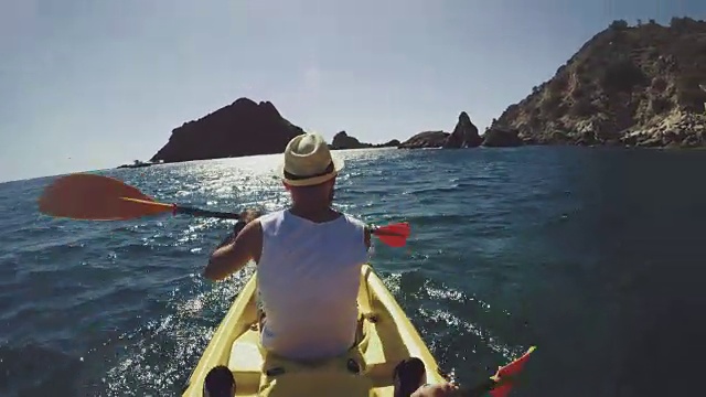 POV冒险:在夏天的海上划皮艇视频下载