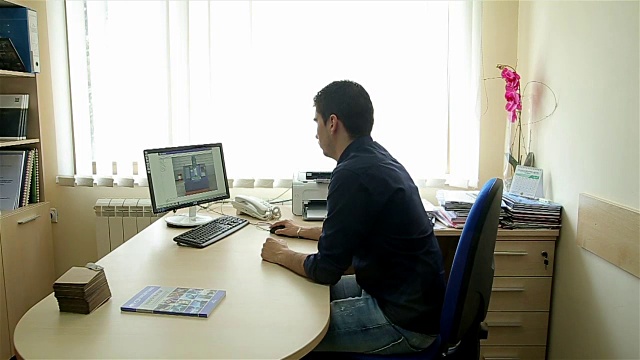 一个年轻的建筑师在他的办公室里视频下载