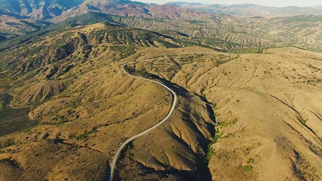 天线:高速公路穿过丘陵地带和遥远的山脉视频下载