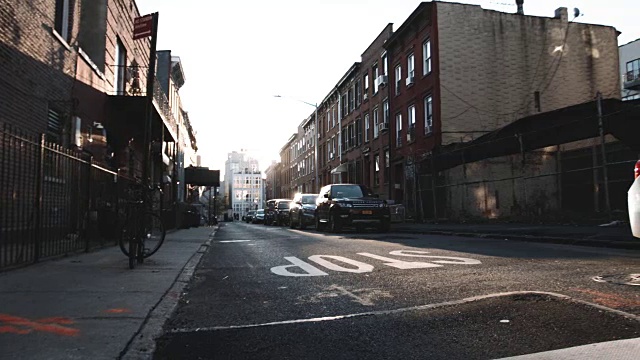 日出时布鲁克林一个安静街区的广角镜头视频下载