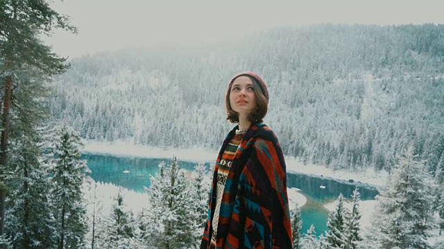 在瑞士考玛湖附近散步的女人视频素材