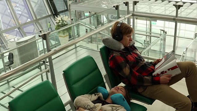 一男一女在机场候机楼休息视频下载