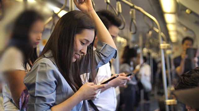在火车上用手机的女人视频素材