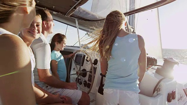 年轻的白人家庭一起在户外豪华游艇度假视频素材