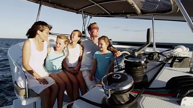 年轻的白人家庭一起在户外豪华游艇度假视频素材