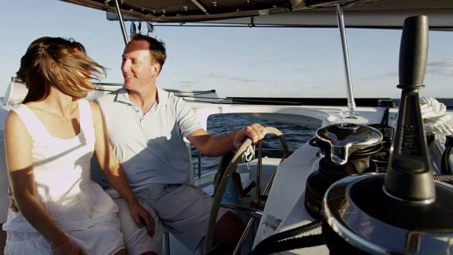 年轻的白种夫妇一起在户外豪华游艇度假视频素材