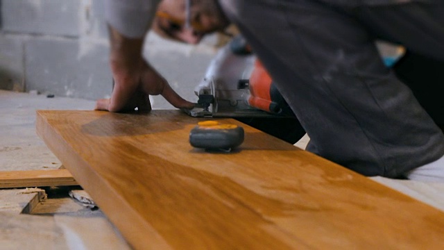专业的瓦匠在建筑工地测量和标记木板视频素材