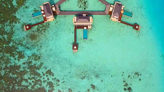 无人机在马尔代夫的一个风景优美的热带岛屿和度假酒店水上平房。视频素材