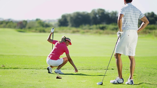 白种夫妇享受健康的户外运动打高尔夫球视频下载