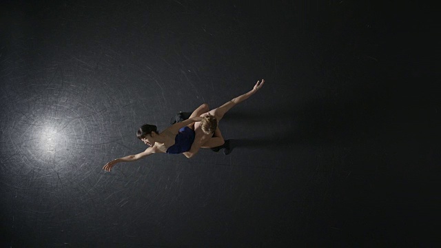 芭蕾舞演员在工作室视频素材