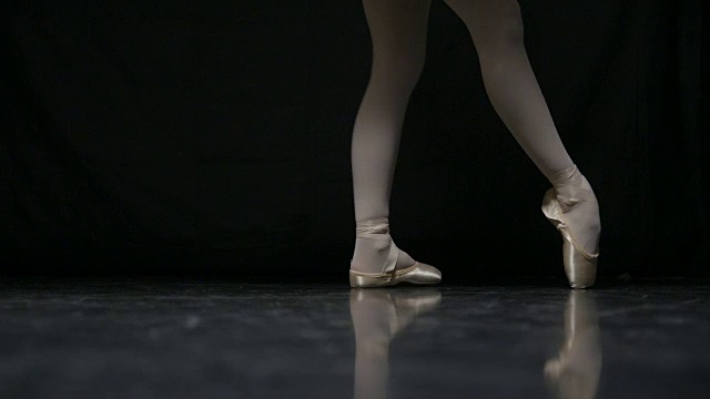 芭蕾舞演员在工作室视频素材