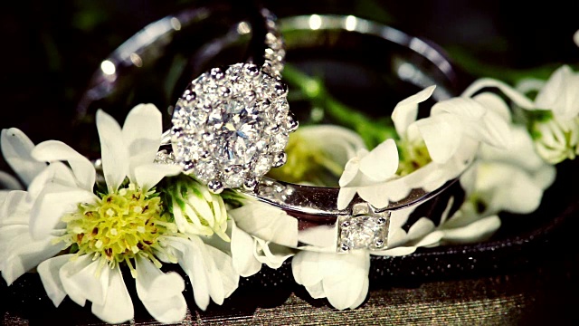 微距拍摄的结婚戒指在白花。婚礼的主题。视频素材
