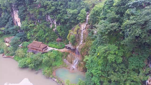 中国悬崖上的河流和瀑布鸟瞰图视频下载