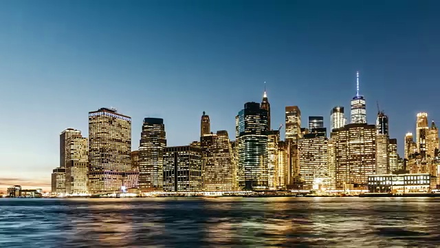 T/L PAN曼哈顿市中心，从黄昏到夜晚/纽约视频素材