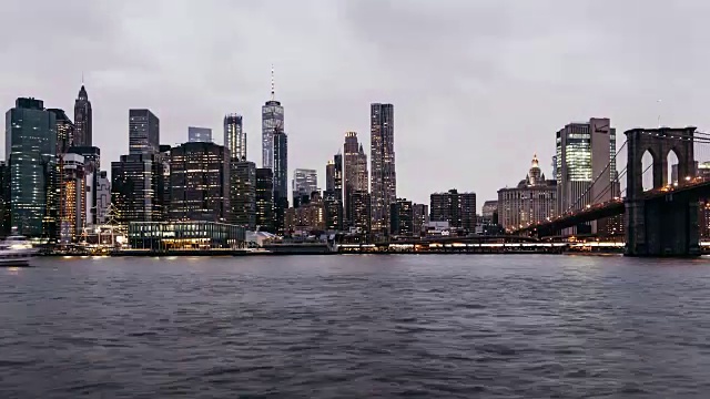 T/L下曼哈顿天际线，纽约天际线，黄昏到夜晚的过渡视频素材