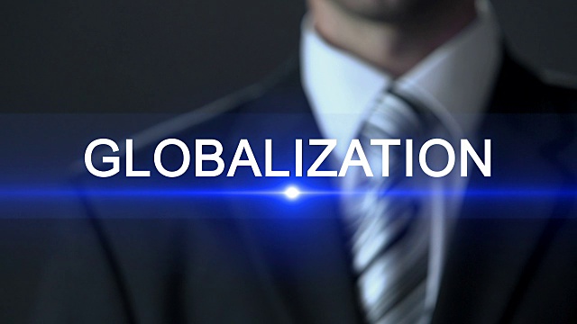 全球化，西装革履的商人触摸屏，国际关系视频下载