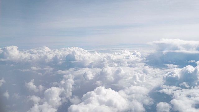 在云层中飞行4K视频素材