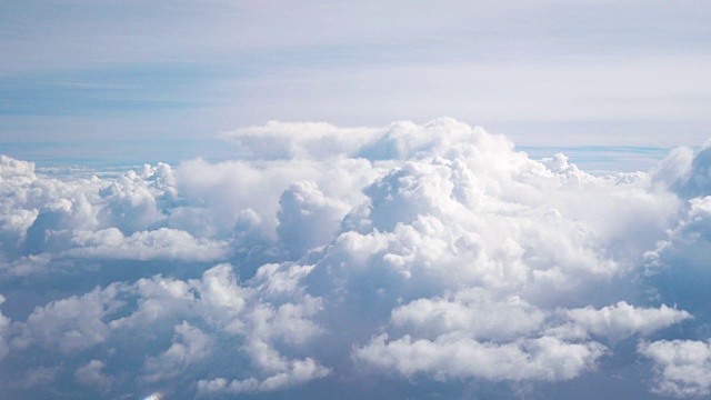 在云层中飞行4K视频素材