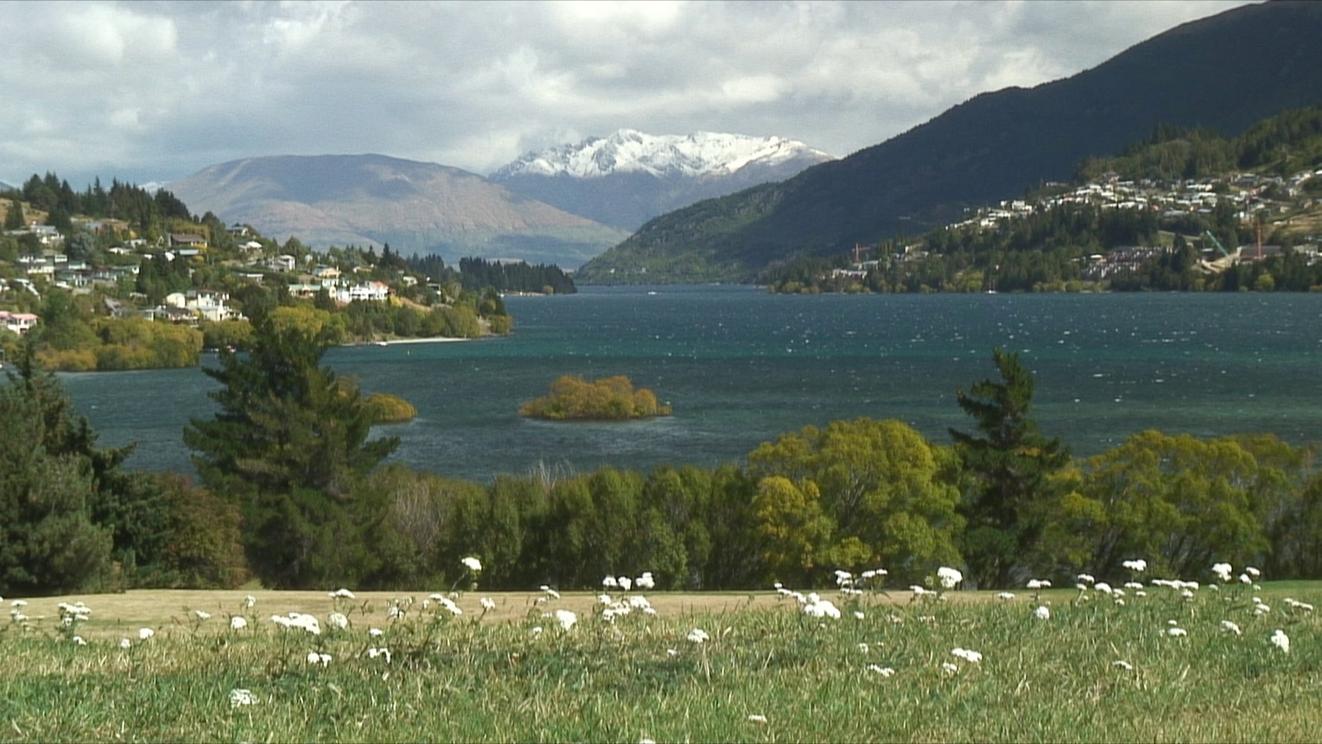 新西兰皇后镇，以山脉为背景的WS湖视频下载