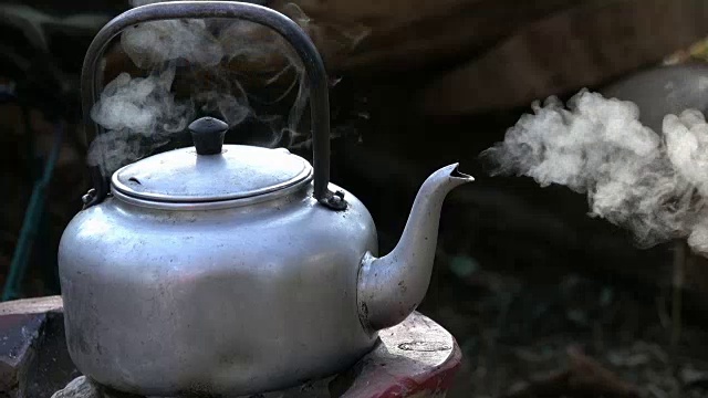 为了煮热的咖啡，在水壶里产生蒸汽视频下载