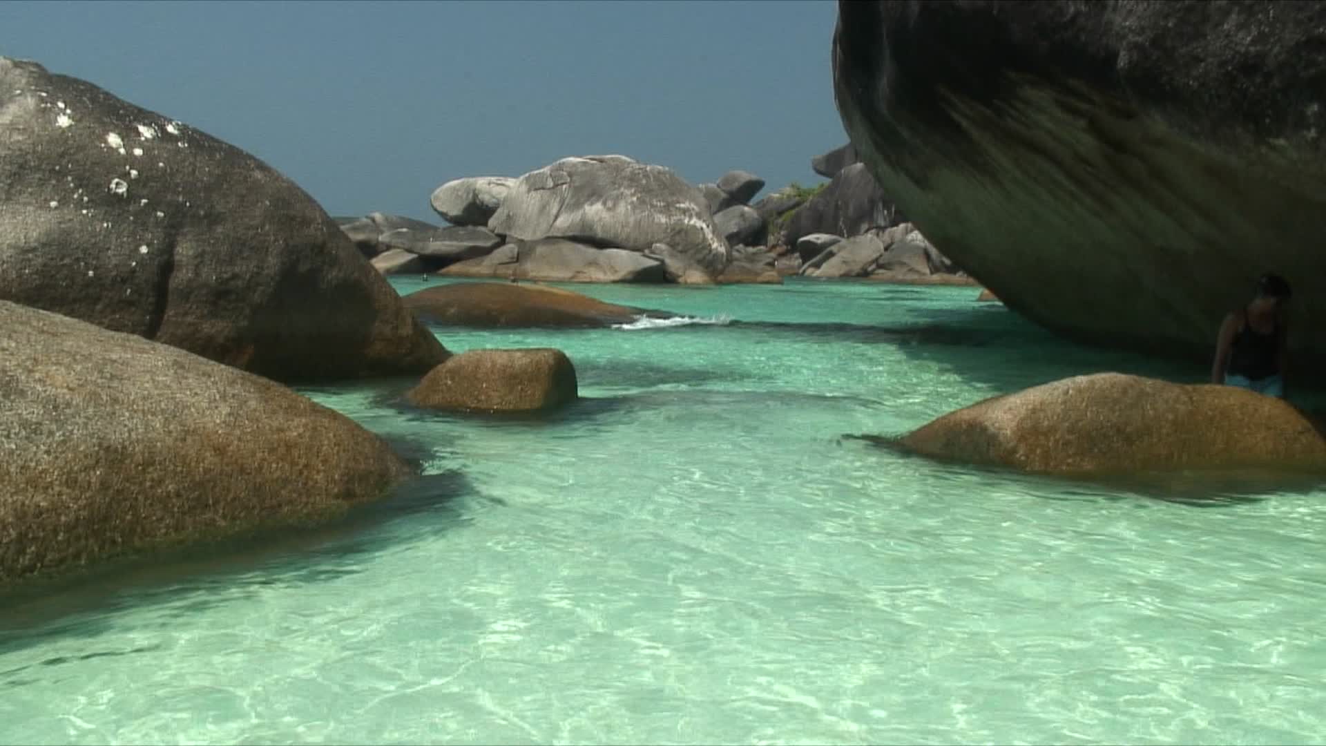 人们在泰国Similan群岛的海岸岩石之间浮潜视频下载
