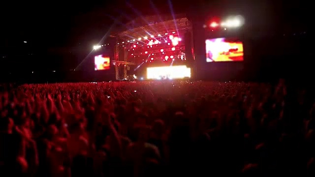 数千人站在舞台前鼓掌，摇滚乐队音乐会视频素材