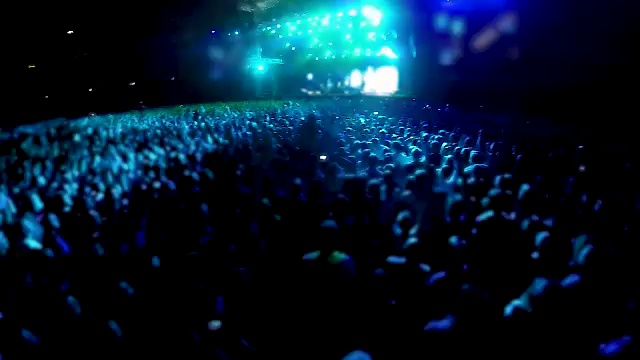 一群人站在大舞台前，在体育场，音乐会视频素材