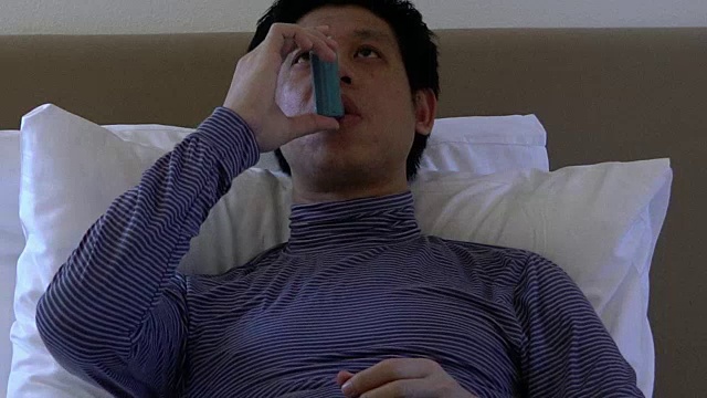 男人在家里使用鼻腔冲洗预防他的慢性疾病视频下载