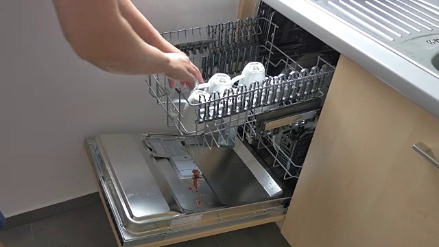 两个女人把脏盘子放进洗碗机的4K视频视频购买