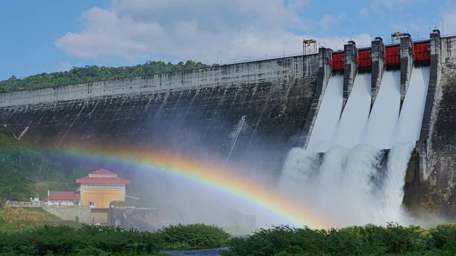 41、水从坝上流，彩虹从坝上流。视频素材