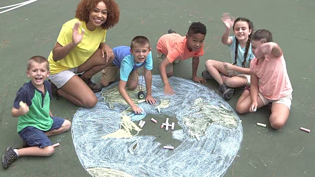 多民族儿童用粉笔画大地视频素材