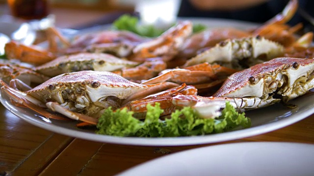 泰国海鲜菜肴。橘子煮清蒸螃蟹。视频素材