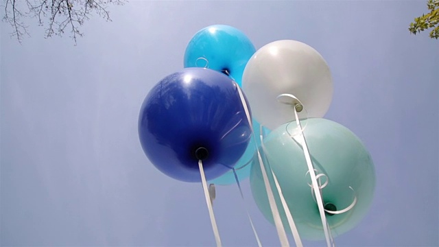 天空中的蓝色气球视频下载
