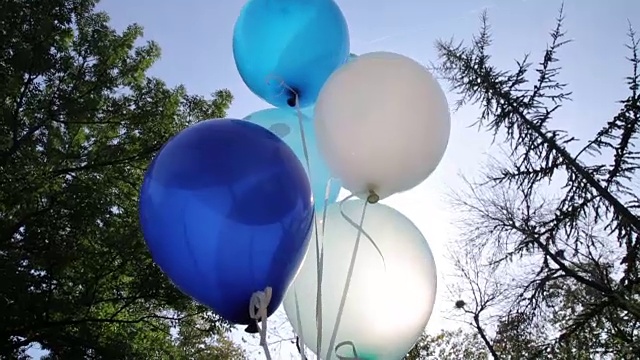 天空中的蓝色气球视频素材