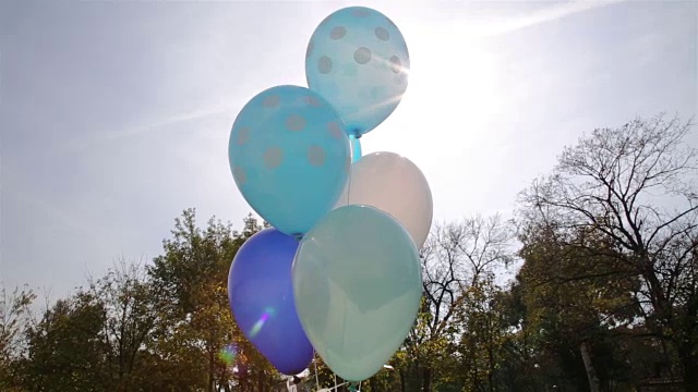 天空中的蓝色气球视频素材
